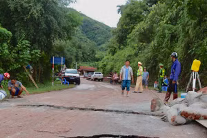 Hiện tại chỉ người đi bộ được lưu thông qua cầu Nậm Nhé II.