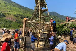 Bà con nhân dân các bản trong xã Chà Nưa góp sức cải tạo cảnh quan giúp bản Nà Sự duy trì mô hình bản du lịch cộng đồng. (Ảnh: BÍCH HẠNH)