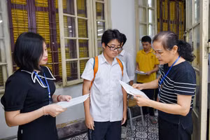 [Ảnh] Học sinh Hà Nội làm thủ tục dự thi tuyển sinh vào lớp 10