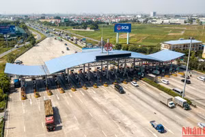 Trạm thu phí BOT Pháp Vân-Cầu Giẽ, số lượng xe tại trạm không đông, không xảy ra tình trạng ùn ứ trong ngày đầu thực hiện