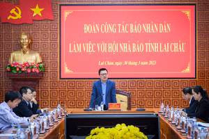 Đoàn công tác Báo Nhân Dân làm việc với Hội Nhà báo, các cơ quan báo chí tỉnh Lai Châu. (Ảnh: THÀNH ĐẠT)