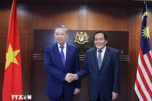 Tổng Bí thư Tô Lâm hội kiến Chủ tịch Thượng viện Malaysia Awang Bemee Awang Ali Basah. (Ảnh: Thống Nhất/TTXVN)