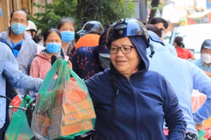 Thị trường bánh Trung thu Hà Nội: Nơi xếp hàng dài, nơi đìu hiu