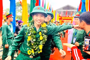 Tân binh thành phố Vũng Tàu hăng hái lên đường làm nhiệm vụ. (Ảnh KH)