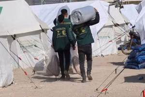 Đưa hàng cứu trợ đến với nạn nhân vụ động đất ở Syria.