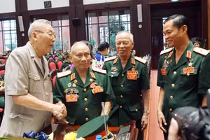 Trung tướng Đồng Sỹ Nguyên và lãnh đạo Hội Truyền thống Trường Sơn-Đường Hồ Chí Minh Việt Nam, tại Đại hội nhiệm kỳ II, ngày 18/5/2016. (Ảnh tư liệu)