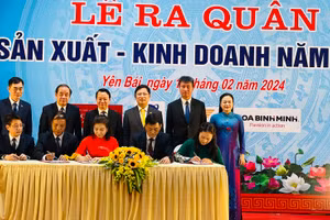 Các doanh nghiệp tỉnh Yên Bái ký kết chương trình phối hợp sản xuất kinh doanh năm 2024. (Ảnh: THANH SƠN)