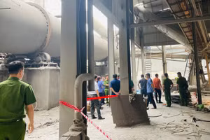 Cơ quan chức năng tổ chức khám nghiệm hiện trường vụ tai nạn lao động. (Ảnh: THANH SƠN)