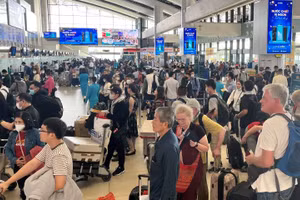 Hành khách làm thủ tục tại sân bay Nội Bài.
