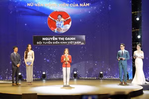 Vận động viên Nguyễn Thị Oanh nhận giải Nữ vận động viên của năm.
