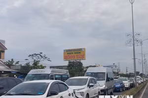 Xe ôtô nối đuôi nhau, nhích từng chút một qua cầu Rạch Miễu. (Ảnh: TTXVN)