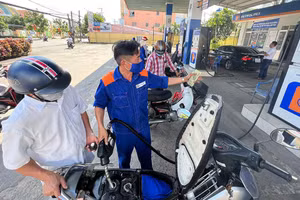 Các cửa hàng kinh doanh xăng, dầu trên địa bàn hoạt động bình thường bảo đảm nhu cầu sản xuất, đi lại của người dân.