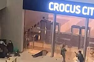 Hình ảnh trích từ video cho thấy các tay súng đang di chuyển vào trong trung tâm thương mại Crocus City Hall ở Krasnogorsk, ngoại ô Moskva, Nga ngày 22/3. (Ảnh: AFP/TTXVN)