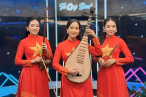 Nghệ sĩ tỳ bà Diệu Thảo (giữa) và các học trò của mình. (Ảnh: NVCC)