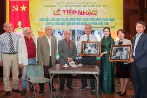 Khu Di tích Chủ tịch Hồ Chí Minh tại Phủ Chủ tịch tiếp nhận hiện vật do gia đình cụ ông Phạm Văn Công trao tặng. (Ảnh: NAM NGUYỄN).