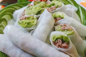 Phở cuốn là sự sáng tạo độc đáo của người Hà Thành. (Ảnh: Phở cuốn 31 Ngũ Xã)