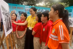 Học sinh Trường tiểu học Tràng An đến tham quan, tìm hiểu về cuộc đời, sự nghiệp và tấm gương đạo đức của Chủ tịch Hồ Chí Minh.