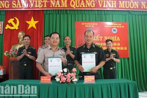 Lãnh đạo Cục Thi hành án dân sự tỉnh Đắk Lắk và Đồn Biên phòng Ia Rvê ký kết giao ước kết nghĩa.