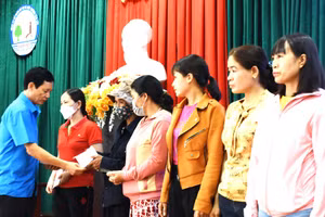Chủ tịch Liên đoàn lao động tỉnh Đắk Lắk Nguyễn Công Bảo tặng quà cho công nhân có hoàn cảnh khó khăn của Công ty Cổ phần Đô thị và Môi trường Đắk Lắk.