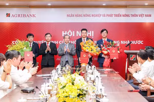 Phó Thống đốc Ngân hàng Nhà nước trao quyết định cho các đồng chí được bổ nhiệm.