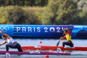 Nguyễn Thị Hương (áo vàng đỏ) không thể tạo nên bất ngờ tại Olympic Paris 2024. (Ảnh: TTXVN)