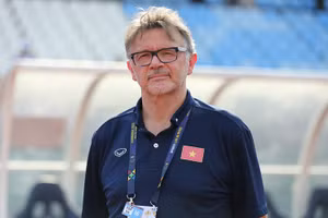 Huấn luyện viên Philippe Troussier. 