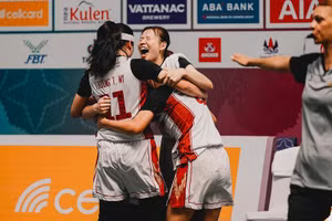 Đội tuyển bóng rổ nữ Việt Nam ăn mừng thành tích vào chung kết nội dung 3x3 tại SEA Games 32. 