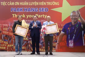 Bộ trưởng Bộ Văn hóa, Thể thao và du lịch Nguyễn Văn Hùng trao bằng khen cho HLV Park Hang-seo và trợ lý Lee (Ảnh: VFF).