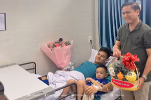Phó Chủ tịch Liên đoàn Bóng đá Việt Nam Trần Anh Tú thăm và động viên hậu vệ Hồ Tấn Tài tại bệnh viện. (Ảnh: VFF)