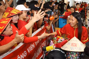 Đội trưởng Huỳnh Như được người hâm mộ chào đón tại sân bay Nội Bài. (Ảnh: VFF)