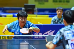 Tay vợt Mai Hoàng Mỹ Trang (Thành phố Hồ Chí Minh 1) giành chiến thắng dễ dàng trước Bùi Ngọc Lan (Hải Dương-Long Hải 1) với tỷ số 3-0 trong trận đấu mở màn chung kết đồng đội nữ. (Ảnh: DUY LINH)