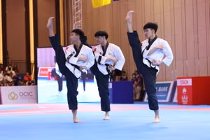 Phạm Quốc Việt, Nguyễn Thiên Phụng và Nguyễn Trọng Phúc mang về Huy chương Vàng Taekwondo. (Ảnh: Dương Thuật)
