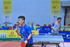 Lê Đình Đức ăn mừng chiến thắng trong trận đấu trước Đoàn Bá Tuấn Anh, đưa Hà Nội 1 lên ngôi vô địch đồng đội nam.