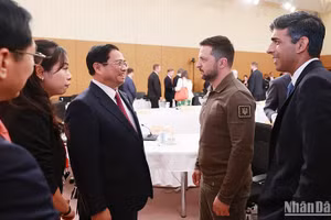 Thủ tướng Phạm Minh Chính gặp mặt Tổng thống Ukraine Volodymyr Oleksandrovych Zelensky. (Ảnh: DƯƠNG GIANG)