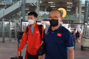 [Ảnh] Đội tuyển Việt Nam tới Thái Lan dự trận chung kết lượt về AFF Cup