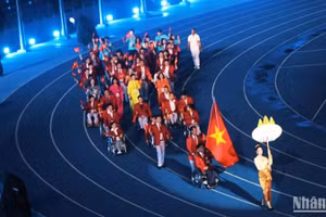 Đoàn Việt Nam diễu hành trên sân vận động. 