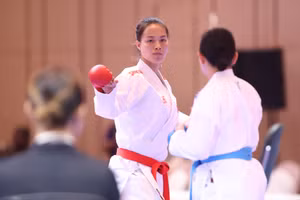 Đinh Thị Hương (găng đỏ) giành Huy chương Đồng ASIAD 19. (Ảnh: Bùi Lượng)