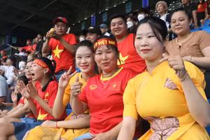 [Ảnh] Người hâm mộ nức lòng với chiến thắng thứ hai của U22 Việt Nam