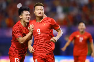 Văn Tùng thi đấu ấn tượng tại SEA Games 32 dưới bàn tay huấn luyện viên Philippe Troussier.