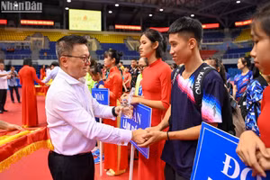Tổng Biên tập Báo Nhân Dân Lê Quốc Minh, Trưởng Ban chỉ đạo Giải trao tặng kỷ niệm chương cho các đội. (Ảnh: DUY LINH)