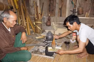 Thưởng thức món chẹ giâm của đồng bào Giẻ-Triêng. (Ảnh: Tất Thành)