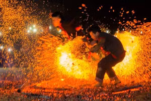 Trong đời sống tinh thần của người Pà Thẻn, ngọn lửa tượng trưng cho sự sống.