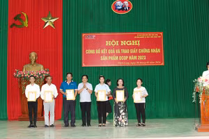 Trao giấy chứng nhận cho các chủ thể đạt sản phẩm OCOP 4 sao. 
