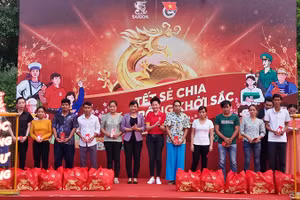 Ban Tổ chức trao quà và lì xì cho công nhân khó khăn tại Vĩnh Long. 
