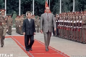 Chủ tịch nước Trần Đức Lương chủ trì Lễ đón Tổng thống Pháp Jacques Chirac thăm chính thức Việt Nam và dự Hội nghị Cấp cao Diễn đàn Á-Âu lần thứ 5 (ASEM 5), từ ngày 6-8/10/2004. (Ảnh: TTXVN)