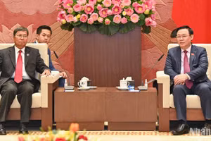 Chủ tịch Quốc hội Vương Đình Huệ phát biểu tại buổi tiếp Phó Chủ tịch Quốc hội Lào Khambay Damlath. (Ảnh: Duy Linh)