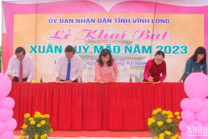Lãnh đạo tỉnh Vĩnh Long khai bút đầu Xuân mới Quý Mão 2023. (Ảnh: BÁ DŨNG)