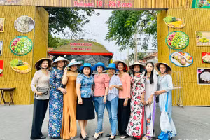 Ngày hội bánh dân gian Nam Bộ tại thành phố Bạc Liêu thu hút sự quan tâm của nhiều người dân, khách du lịch trong và ngoài tỉnh. (Ảnh: TRỌNG DUY)