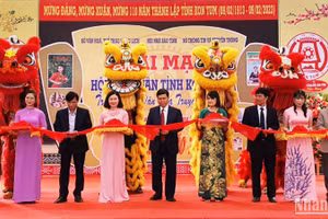 Các đại biểu cắt băng khai mạc Hội báo Xuân Quý Mão tỉnh Kon Tum 2023.