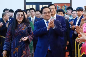 Thủ tướng Phạm Minh Chính và Phu nhân đến thăm cán bộ, nhân viên, Đại sứ quán và cộng đồng người Việt Nam tại Malaysia. (Ảnh: TTXVN)